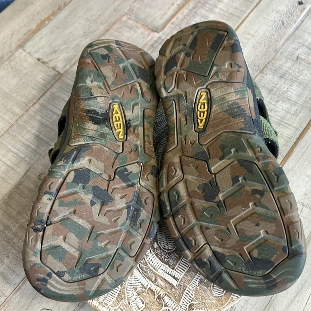 KEEN KIDS OLIVE GREEN CAMO SANDALS SIZE 3 (LITTLE BOYS )